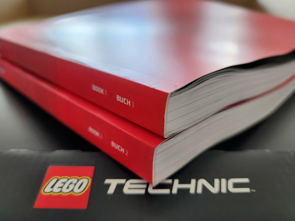 To gigantiske samlemanualer giver på godt 800 sider de i alt 1267 skridt i byggeprocessen - Vi bygger: LEGO Technic Ferrari Daytona SP3 (42143)