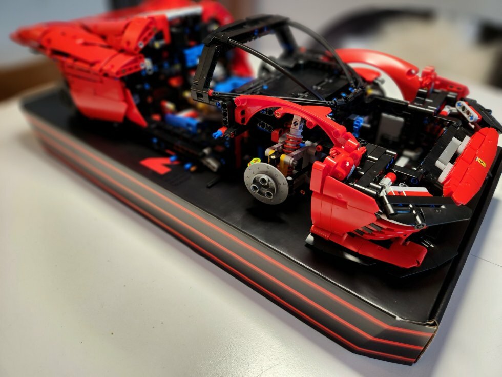 Læg mærke til bremseskiverne - som på et senere stadie også er blevet outfittet med bremsekalibre - Vi bygger: LEGO Technic Ferrari Daytona SP3 (42143)