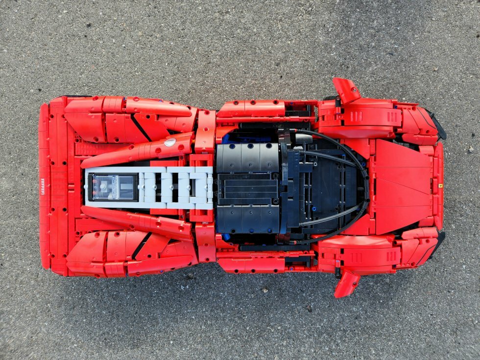 Læg i øvrigt mærke til taget - der er aftageligt, så bilen får et mere sommerligt udtryk - Vi bygger: LEGO Technic Ferrari Daytona SP3 (42143)