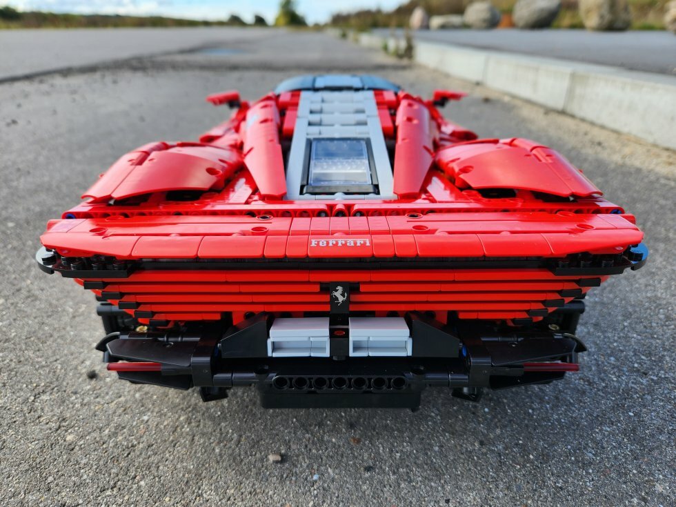 Fortovskanter ser altid store ud i lave, dyre racere - for en LEGO-model ser det ekstra faretruende ud - kanstensridser, vig bort! - Vi bygger: LEGO Technic Ferrari Daytona SP3 (42143)