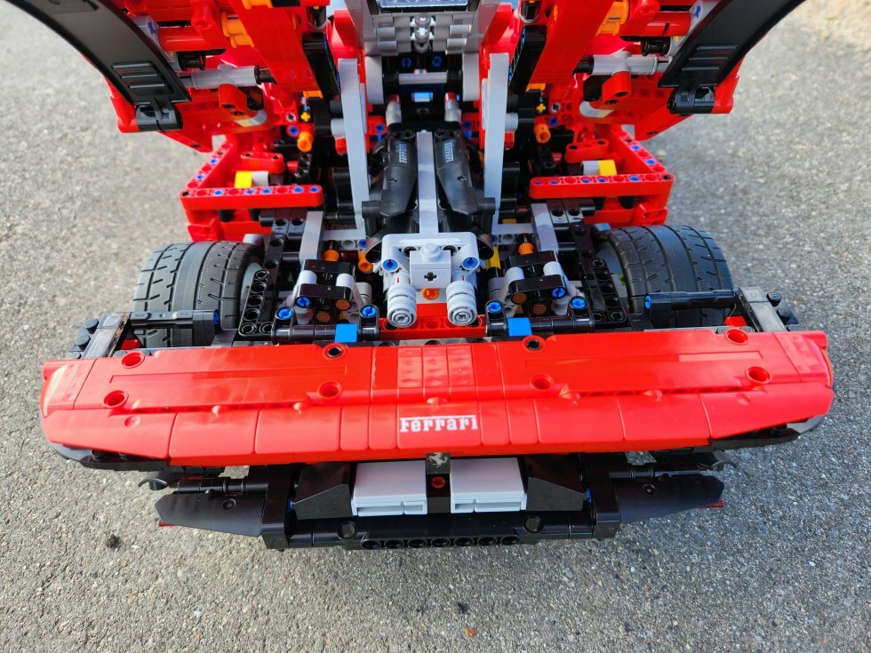 Fuldt kig til V12-bæstet - Vi bygger: LEGO Technic Ferrari Daytona SP3 (42143)