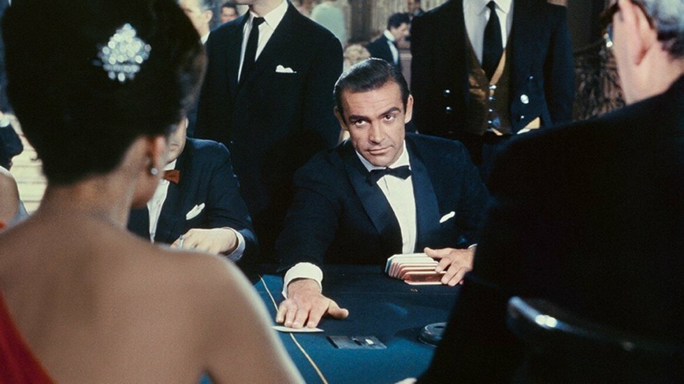 Hovedtelefonen fra B&W er inspireret af James Bonds midnatsblå jakkesæt - Foto: PR/ DR. NO © 1962 Danjaq, LLC and Metro-Goldwyn-Mayer Studios Inc. All Rights Reserved. - Bowers and Wilkins PX8 Bond Edition