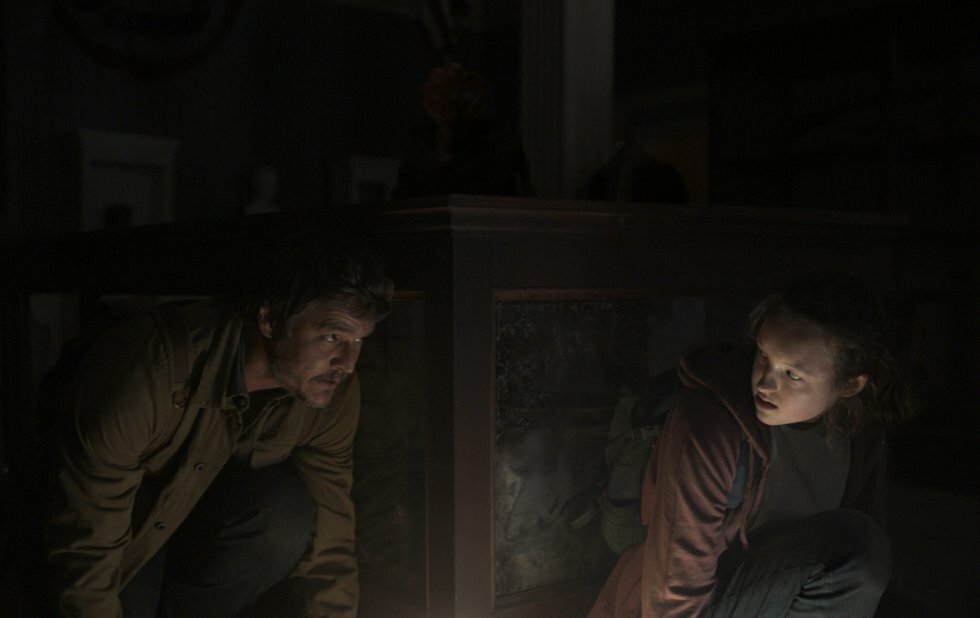 Pedro Pascal og Bella Ramsey som Joel og Ellie i The Last of Us - Foto: HBO Max - Trailer: The Last of Us-serien fremviser et væld af postapokalyptiske miljøer