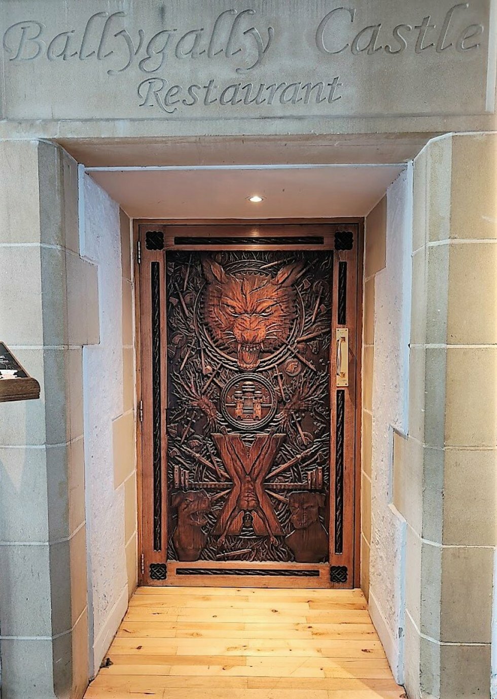 Doors of Thrones - House Stark-dør ved indgangen til Ballygally Castle Restaurant - Rejseguide: Nordirland den ultimative Game of Thrones-destination