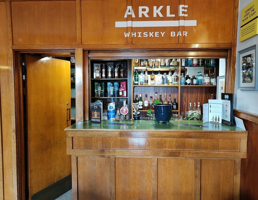 Arkle Whiskey Bar i Londonderry Arms Hotel - Rejseguide: Nordirland den ultimative Game of Thrones-destination