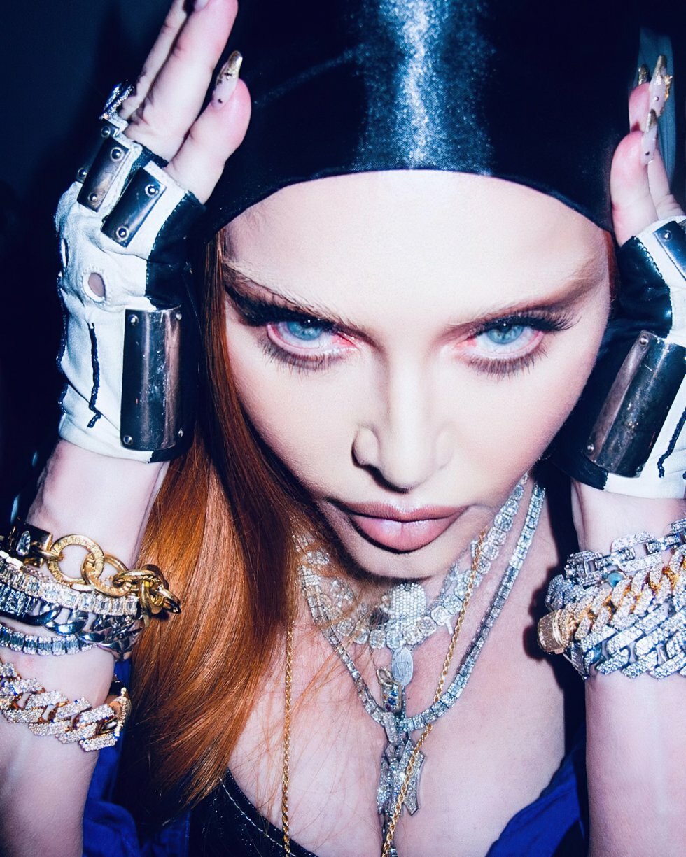 Madonna annoncerer verdensturne med en bizar omgang celebrity truth or dare