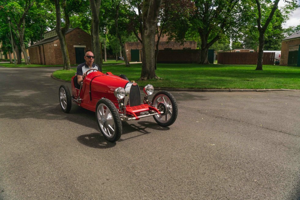 Andy Wallace, officiel Bugatti testbilot, testkører Bugatti Baby II - Nu kan du konfigurere din egen håndbyggede Baby Bugatti 