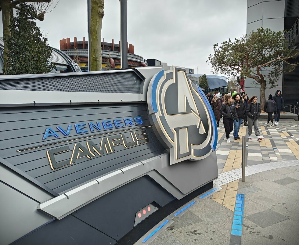 Indgangen til Avengers Campus i Walt Disney Studios Park - Disneyland Paris er klar med et spektakulært Marvel Avengers droneshow!