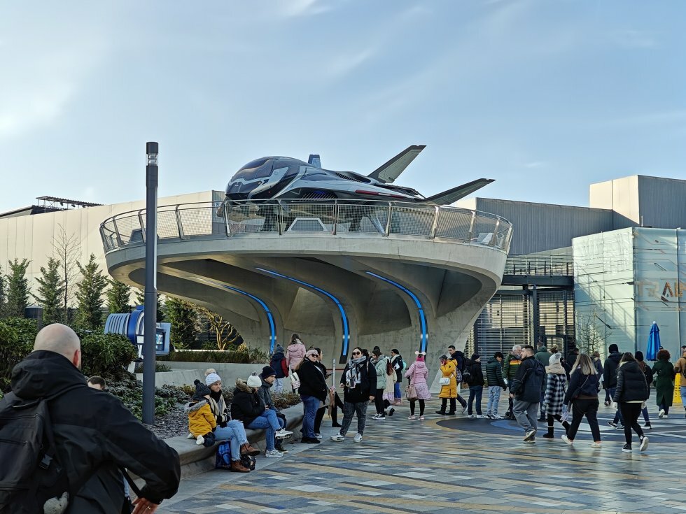 En lifesize Quinjet hænger over den stor plads i midten af Avengers Campus - Disneyland Paris er klar med et spektakulært Marvel Avengers droneshow!