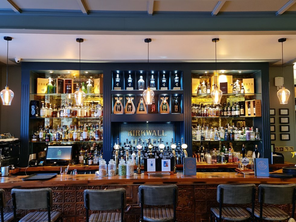 Highland Park-baren på The Kirkwall Hotel.  - Rejse-reportage: Whisky-eventyr på Orkneyøerne