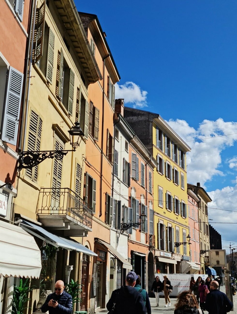 Smukke bygader i Parma. - Rejse-reportage: På oste- og skinkeeventyr i Parma Italien