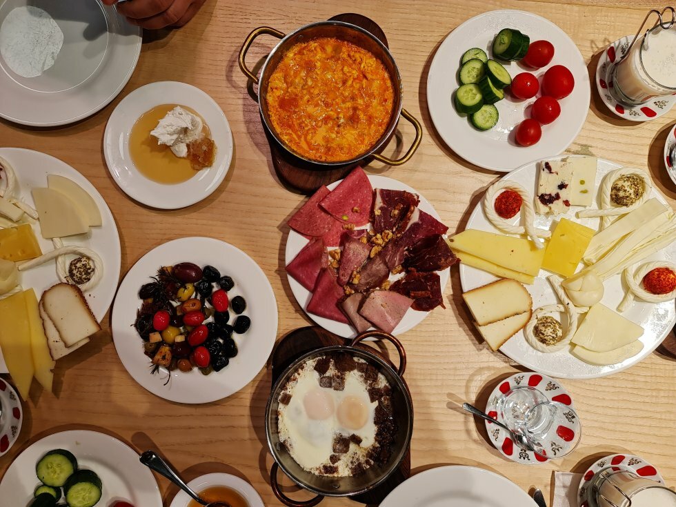 Tyrkisk morgenmadskomplet. - Rejse-reportage: Gastronomisk rundrejse i Istanbul
