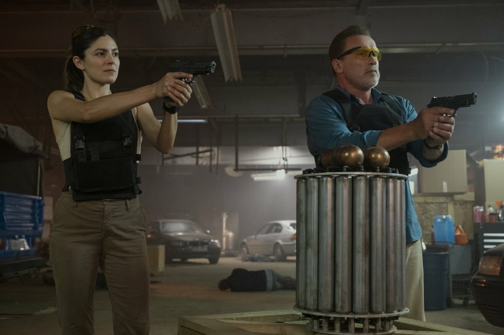Monica Barbaro spiller Emma Brunner, Arnold Schwarzenegger som Luke Brunner. - Foto: Christos Kalohoridis/Netflix - FUBAR: Schwarzenegger er klar i sin første serie nogensinde