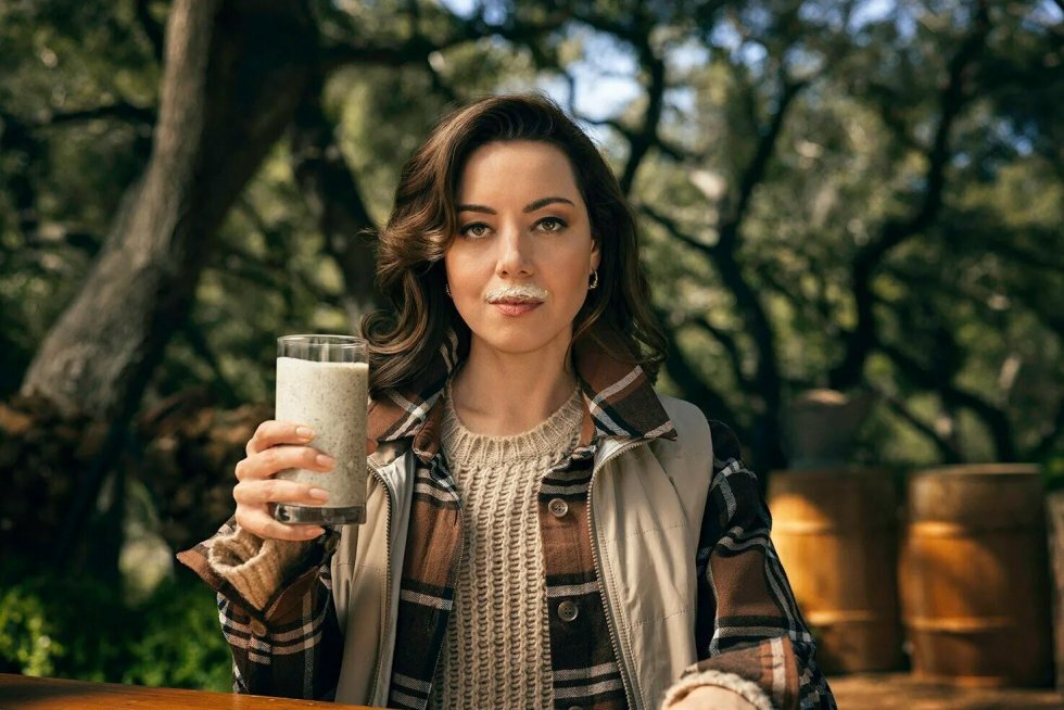 Komedieskuespiller Aubrey Plaza giver fuckfinger til plantemælk i ny udskældt reklame
