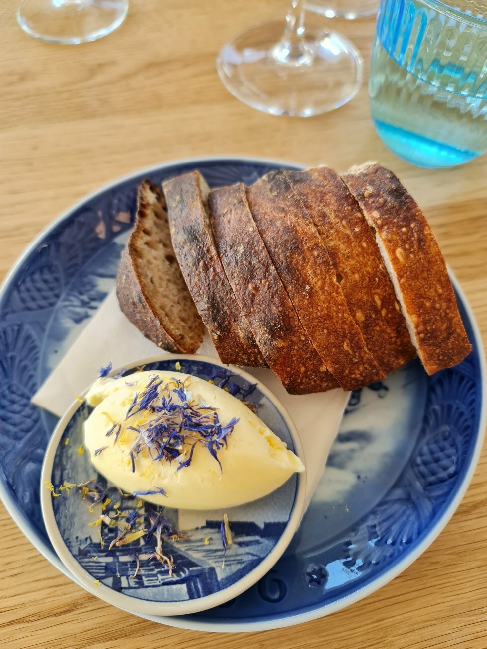 Brød og smør på fin service.  - Hotel- og restaurant-anmeldelse: Kellers Badehotel 