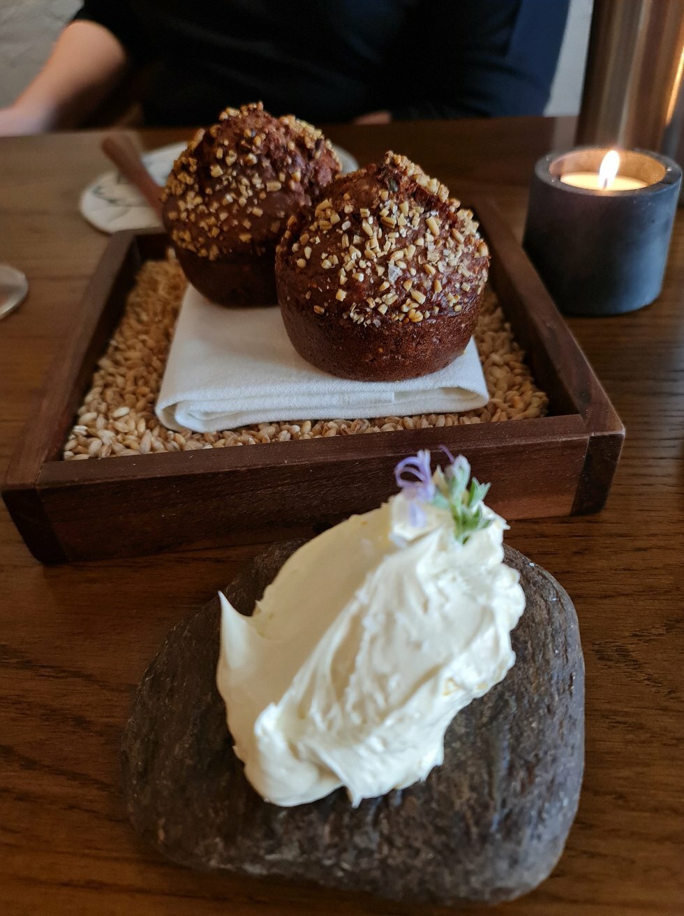 Irsk Brown Soda Bread med porreeddike-smør. - Restaurant-anmeldelse: Restaurant Aniar