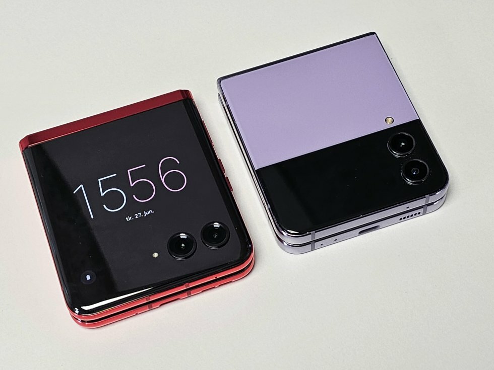 Motorola Razr 40 Ultra til venstre - Samsung Galaxy Flip4 til højre - Test: Motorola Razr 40 Ultra