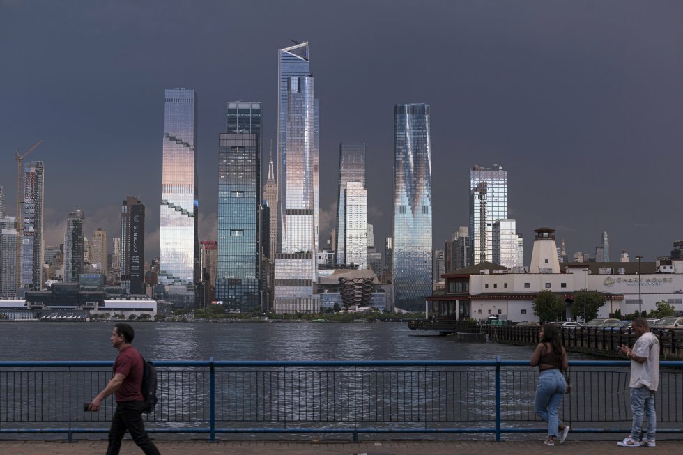 The Spiral (til venstre) - BIG - Fotograf: Laurian Ghinitoiu - Et grønt bælte snor sig 66 etager op ad New Yorks nye 'Verdens bedste skyskraber' designet af Bjarke Ingels