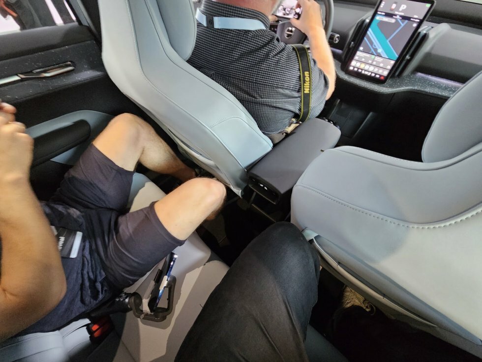Voksne mænd på bagsæderne i EX30 - Testkørt: Volvo EX30
