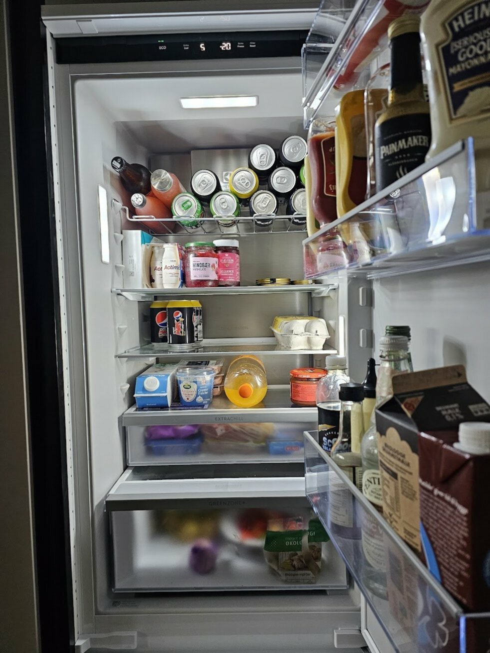 Et ikke særligt MTV-cribs-indrettet, men tul gengæld hudløst ærligt køleskab... - Et bæredygtigt køleskab? Vi har kigget nærmere på Electrolux 800 Cooling 360°