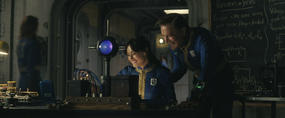 Lucy (Elle Purnell) og Overseer Hank (Kyle MacLaughlin) i Vault 33(?) - Foto: Prime Video - Smugkig: Fallout-serien har fået sin premieredato