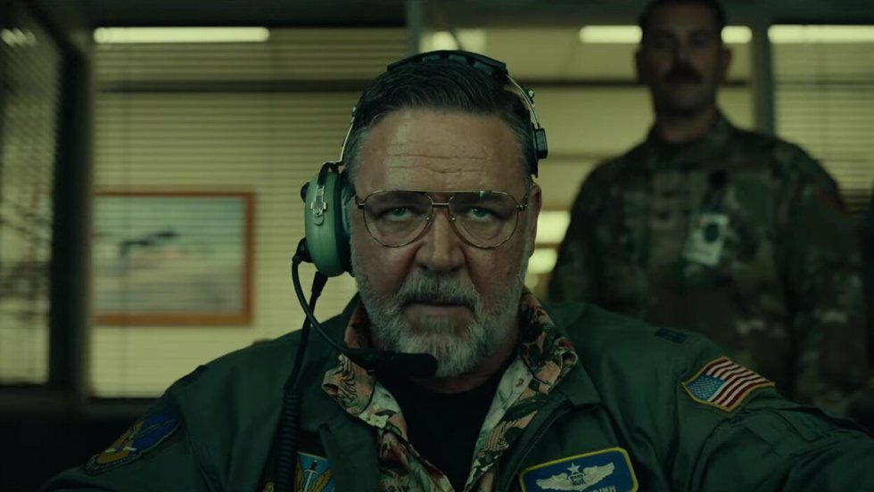 Bag fjendens linjer: Se Russell Crowe og Liam Hemsworth på militær aktion i Land of Bad