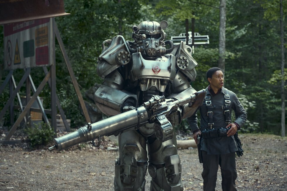 Maximus (til højre) har en tung opgave som væbner til en Brotherhood of Steel-soldat - Foto: Jojo Whilden/Prime Video - Fallout: Prime Videos spiladaption er en ægte kærlighedserklæring til ødemarkens fans