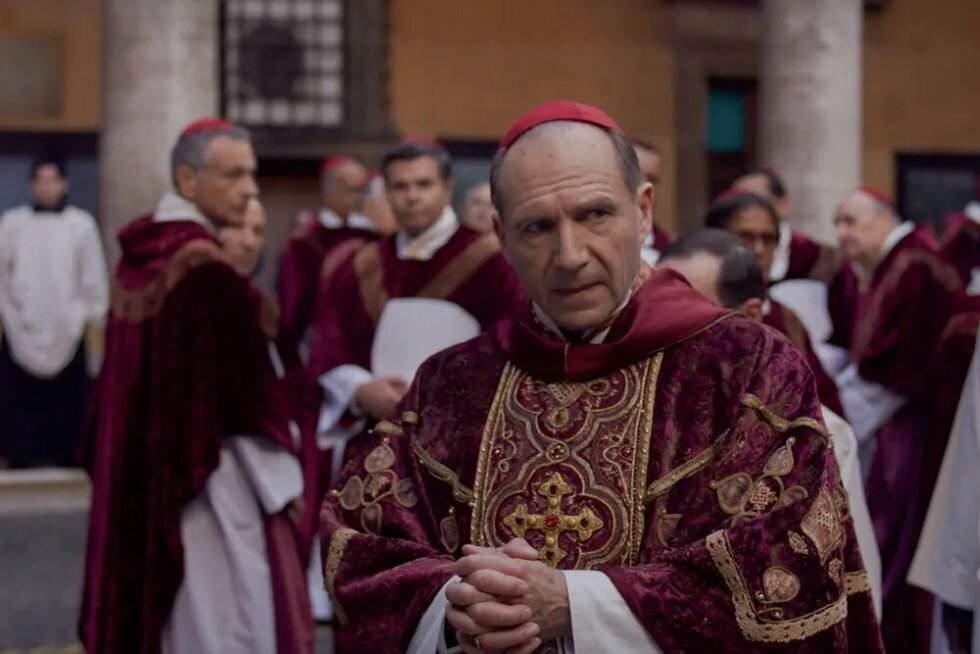 Første trailer til Conclave med Ralph Fiennes fortæller en mørk historie om paven