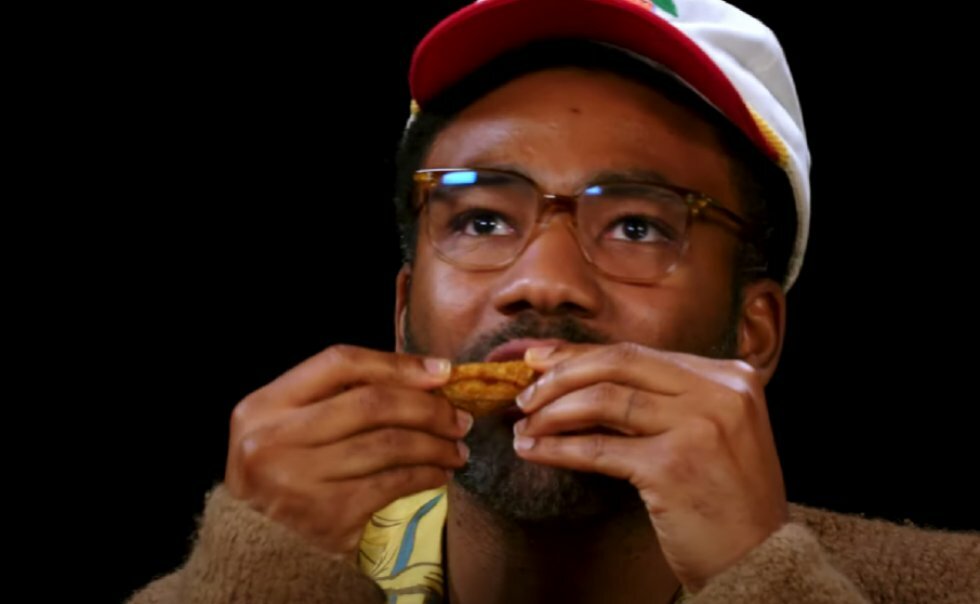 Childish Gambino tackler djævlens hotwings under interview på Hot Ones