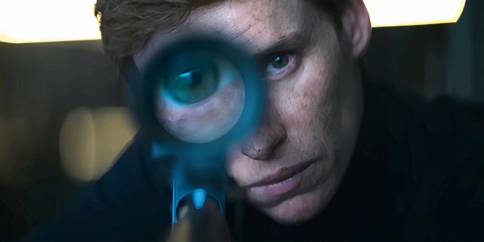 Eddie Redmayne som lejemorder leger katten efter musen med loven i første trailer til The Day of the Jackal