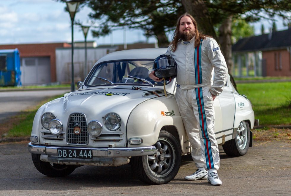 Debutanten René Jørgensen fra Herning kommer til start i Munkebjerg Hill Climb i en meget flot Saab 96 Sport fra 1963. - Klar til Munkebjerg Hill Climb: Klassisk Bilfest på Bjerget