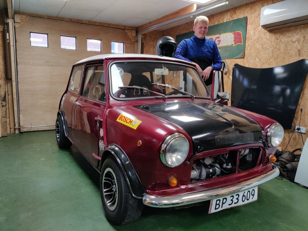 Søren Jacobi fra Bramming er debutant i Munkebjerg Hill Climb. Han stiller op i en Morris Mascot fra 1968, en af Danmarks mest solgte biler for 55 år siden. - Klar til Munkebjerg Hill Climb: Klassisk Bilfest på Bjerget