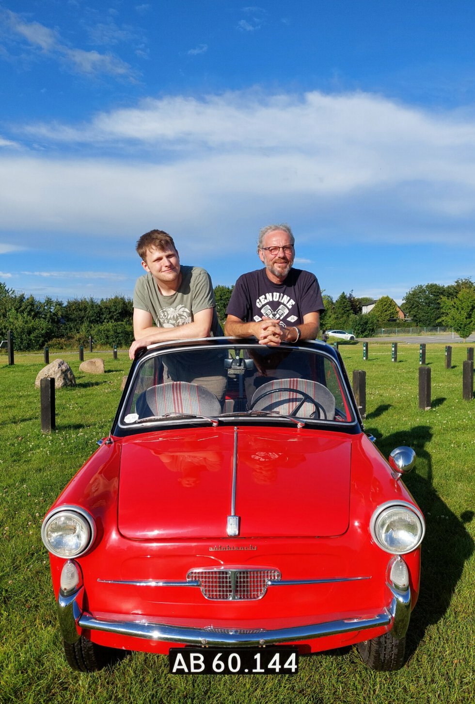 Veteranen Erik Rasmussen fra Ry har fundet sin Autobianchi Bianchina fra 1960 frem fra garagen til Munkebjerg Hill Climb. Han stiller op med sin søn Mark Bødstrup Rasmussen som codriver. - Klar til Munkebjerg Hill Climb: Klassisk Bilfest på Bjerget