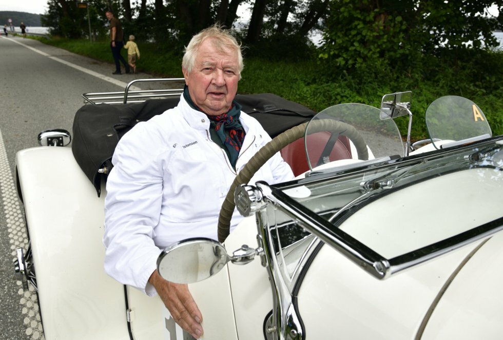 Grand Old Man i Munkebjerg Hill Climb, Ernest Kristensen fra Vejle, stiller op i sin SS 100 fra 1935 ? en bil, der blev forløberen for Jaguar-mærket. - Klar til Munkebjerg Hill Climb: Klassisk Bilfest på Bjerget