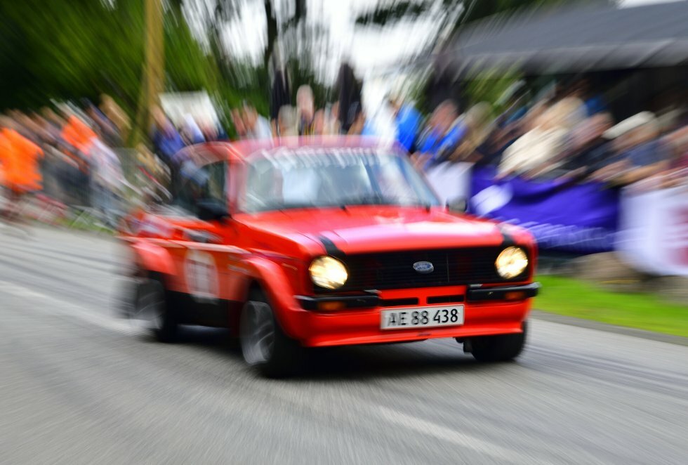 Brian Rasmussen fra Hjørring viser med sin Ford Escort RS 2000 selve essensen af Munkebjerg Hill Climb: Masser af tilskuere, masser af fart, masser af stemning. - Klar til Munkebjerg Hill Climb: Klassisk Bilfest på Bjerget