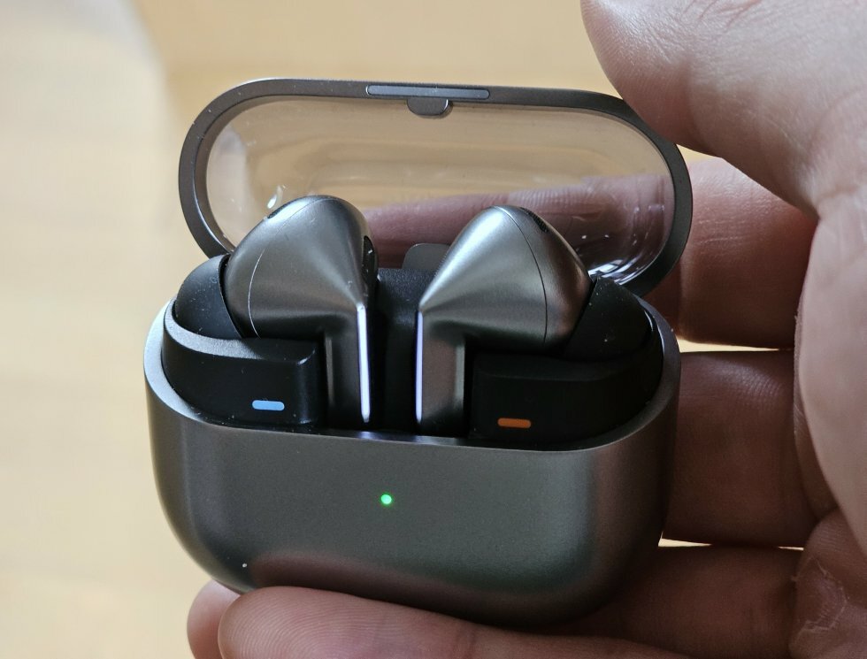 Yes der er lys - og et etui med et gennemsigtigt låg - Test: Samsung Galaxy Buds3 Pro