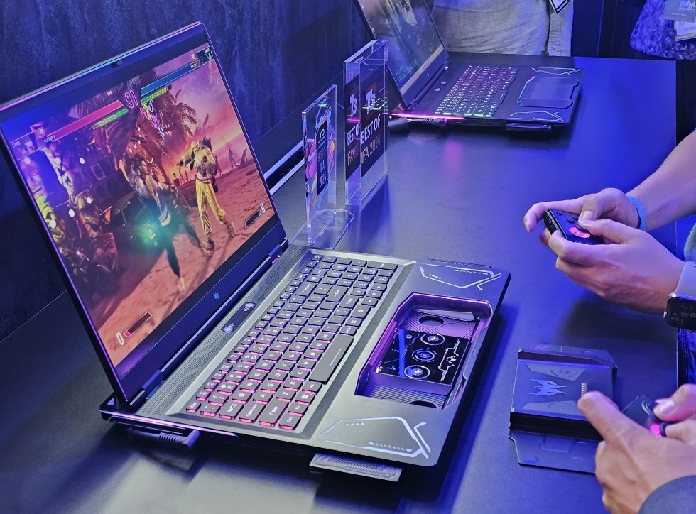 Acer Dualplay er en bærbar med indbygget aftagelig spilcontroller - så I kan spille streetfighter i frokostpausen