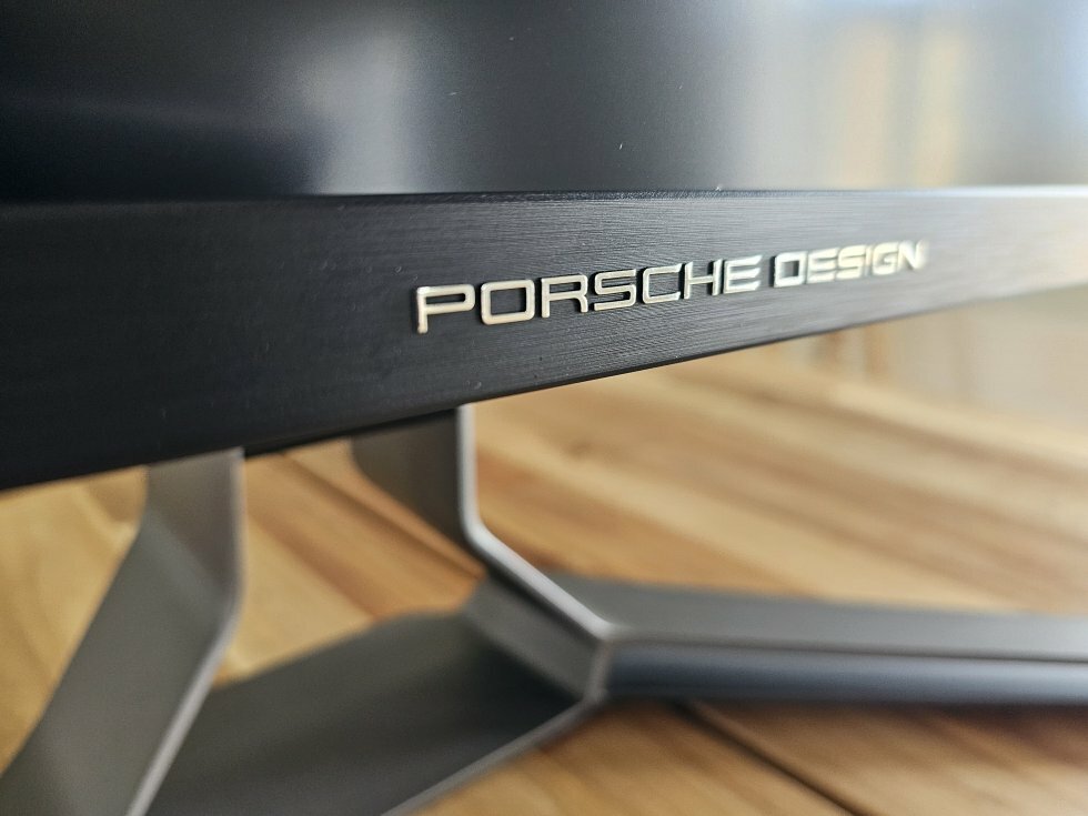 Det ikoniske Porsche Design-brand pryder skærmens front - Test: Porsche Design AOC AGON PRO PD32M - Luksus til gaming-entusiasten