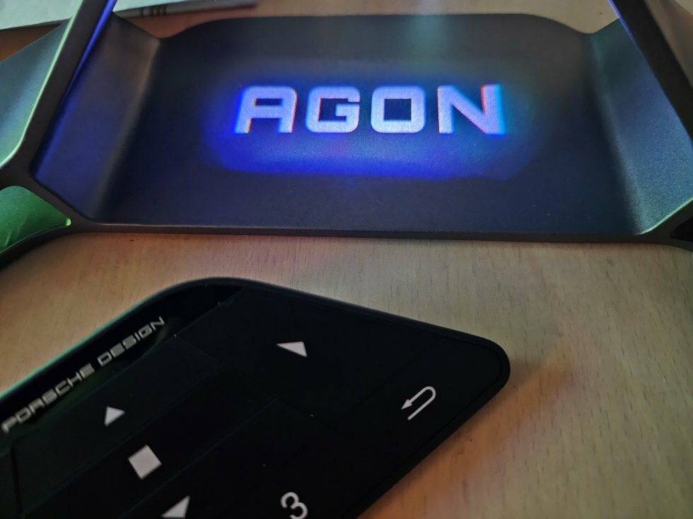 Den trådløse remote er smart - og logoprojektionen er sjov - Test: Porsche Design AOC AGON PRO PD32M - Luksus til gaming-entusiasten