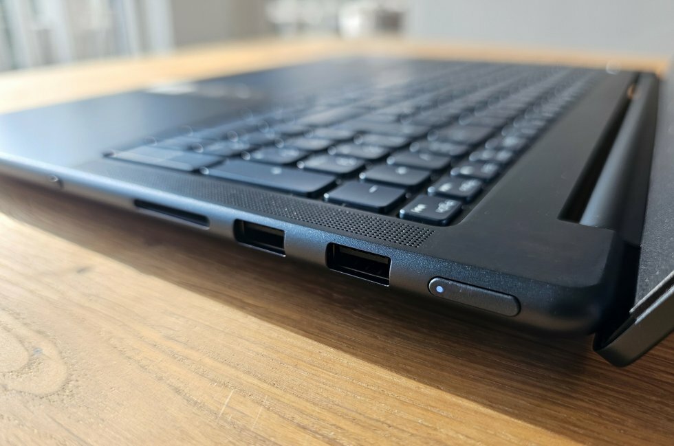 Den ene side er udstyret med 2x USB-A, SD-kortlæser, mens den anden side byder på HDMI, 2x USB-C, og 3,5mm minijack der sikrer, at du har alle de forbindelser, du behøver. - Yoga Pro 9i: Lenovo flexer AI-musklerne i en bærbar sammensmeltning af luksus og ydeevne