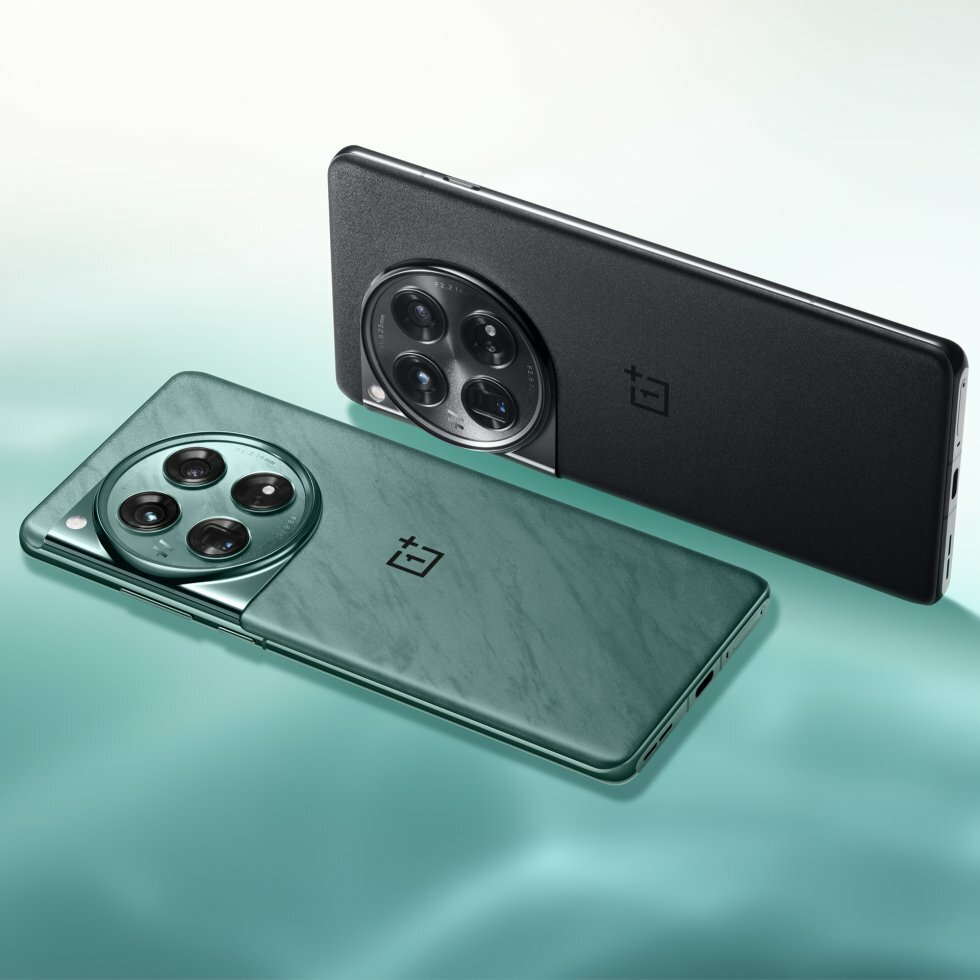 OnePlus 12 i farverne Silky Black og Flowy Emerald - OnePlus 12: 12 fede features, der holder OnePlus på toppen af gamet