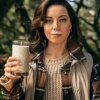 Aubrey Plaza Launches New Product ? #drinkwoodmilk - Komedieskuespiller Aubrey Plaza giver fuckfinger til plantemælk i ny udskældt reklame