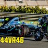 Lewis Hamilton & Valentino Rossi: The Ultimate Ride Swap - Lewis Hamilton og Valentino Rossi bytter maskiner