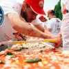 Mile-Long Pizza - Guinness World Records - Rekorden for verdens længste pizza er blevet slået! 