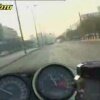 crazy lunatic driving through traffic - Uansvarlig motorcykel - kørsel