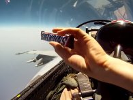 Sådan giver du din bro en Snickers i en F18-jetjager