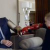 Robert Downey Jr. overrækker en Iron Man arm til 7-årig dreng med protese