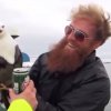 Dagens repeat-video: Mand fanger havmåge i luften med de bare hænder