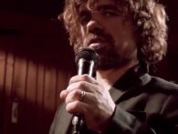 Tyrion Lannister synger en sang om ikke at være død endnu. 