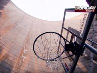 Verdensrekorden i at kaste en basketbold gennem nettet på afstand er netop slået. Nu hedder den 126,5 meter!